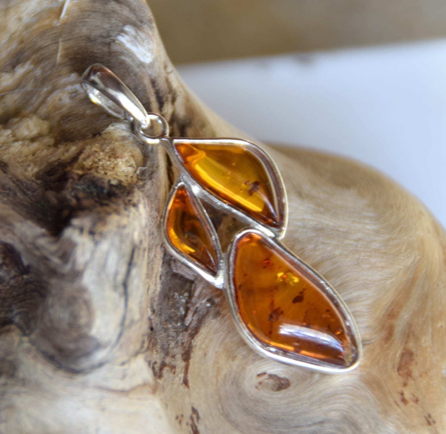 Luminous floral pendant with cognac-colored natural Amber in Sterling Silver 925, MJ Baltica, BW337