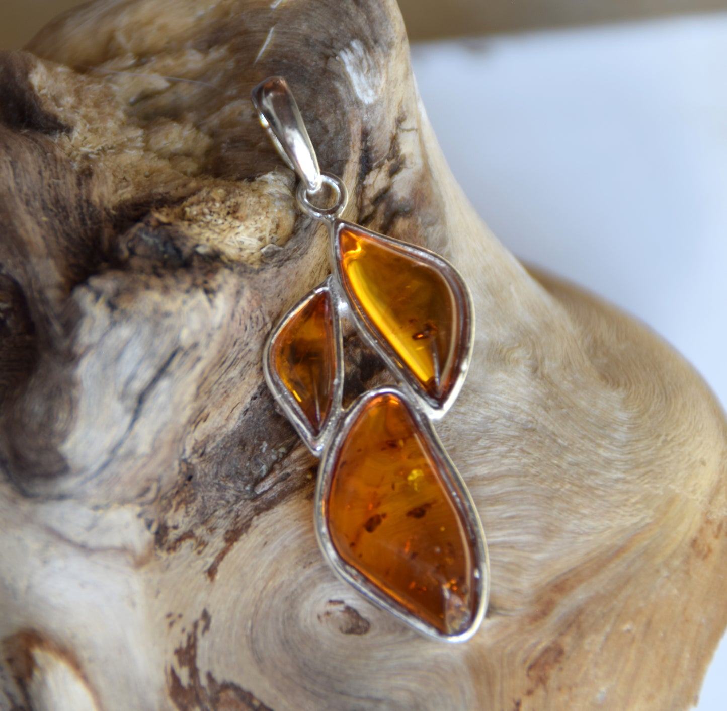 Luminous floral pendant with cognac-colored natural Amber in Sterling Silver 925, MJ Baltica, BW337