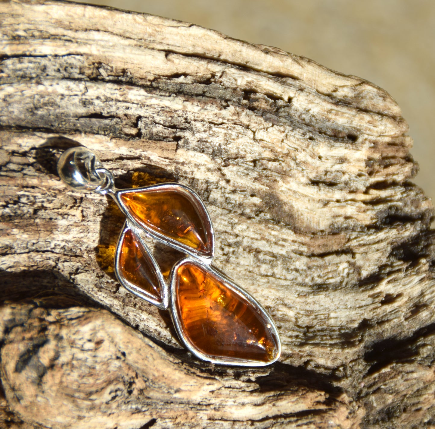 Luminous floral pendant with cognac-colored natural Amber in Sterling Silver 925, MJ Baltica, BW337