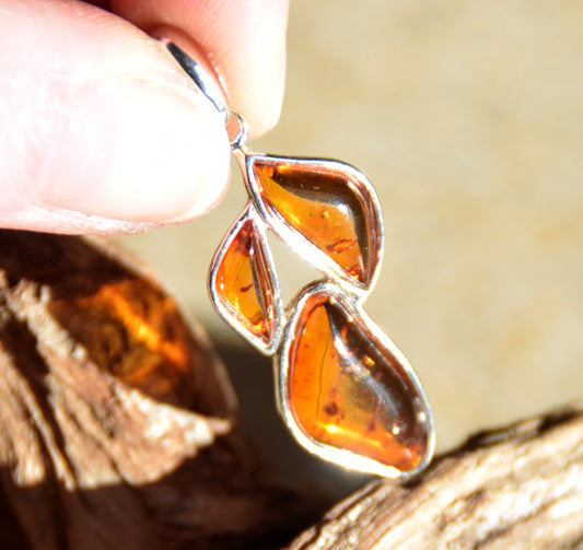 Luminous floral pendant with cognac-colored natural Amber in Sterling Silver 925, MJ Baltica, BW337
