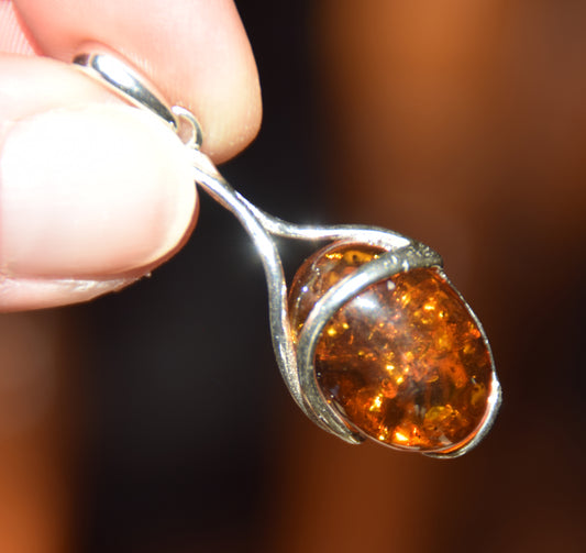 Elegant oval pendant in cognac-colored natural amber and 925 sterling silver, MJ Baltica, BW338