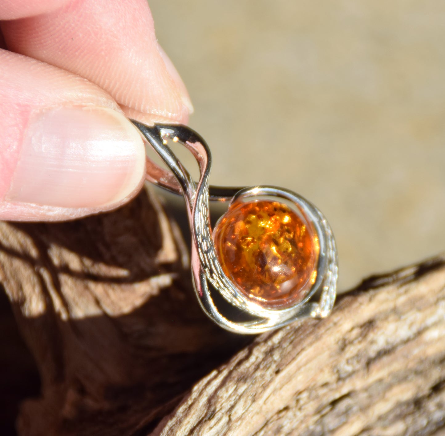 Elegante ciondolo a forma di goccia in Ambra naturale color cognac e Argento 925, MJ Baltica, BW340