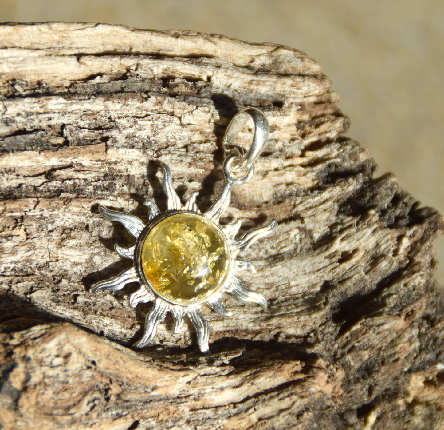 Leuchtender Anhänger mit goldfarbener Naturbernstein-Sonne und 925er Silber, MJ Baltica, BW341