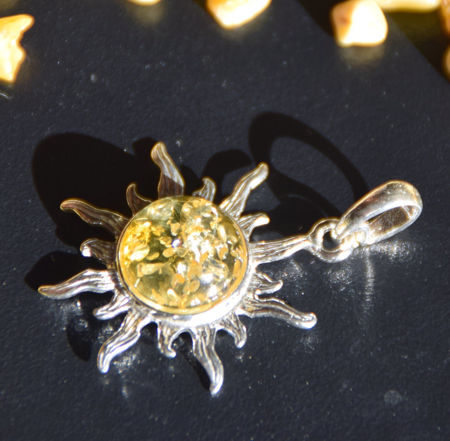 Leuchtender Anhänger mit goldfarbener Naturbernstein-Sonne und 925er Silber, MJ Baltica, BW341