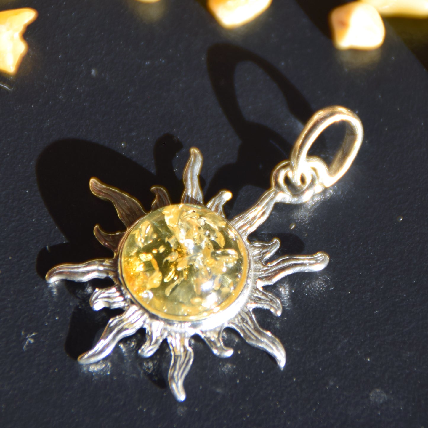 Leuchtender Anhänger mit goldfarbener Naturbernstein-Sonne und 925er Silber, MJ Baltica, BW341