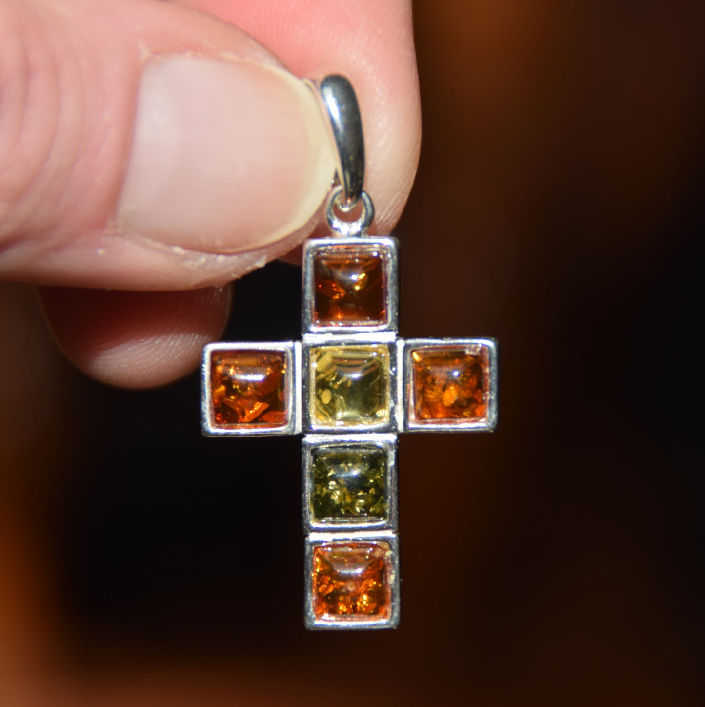Geometrischer Kreuzanhänger mit natürlichem Bernstein in verschiedenen Farbtönen und 925er Silber, MJ Baltica, BW344