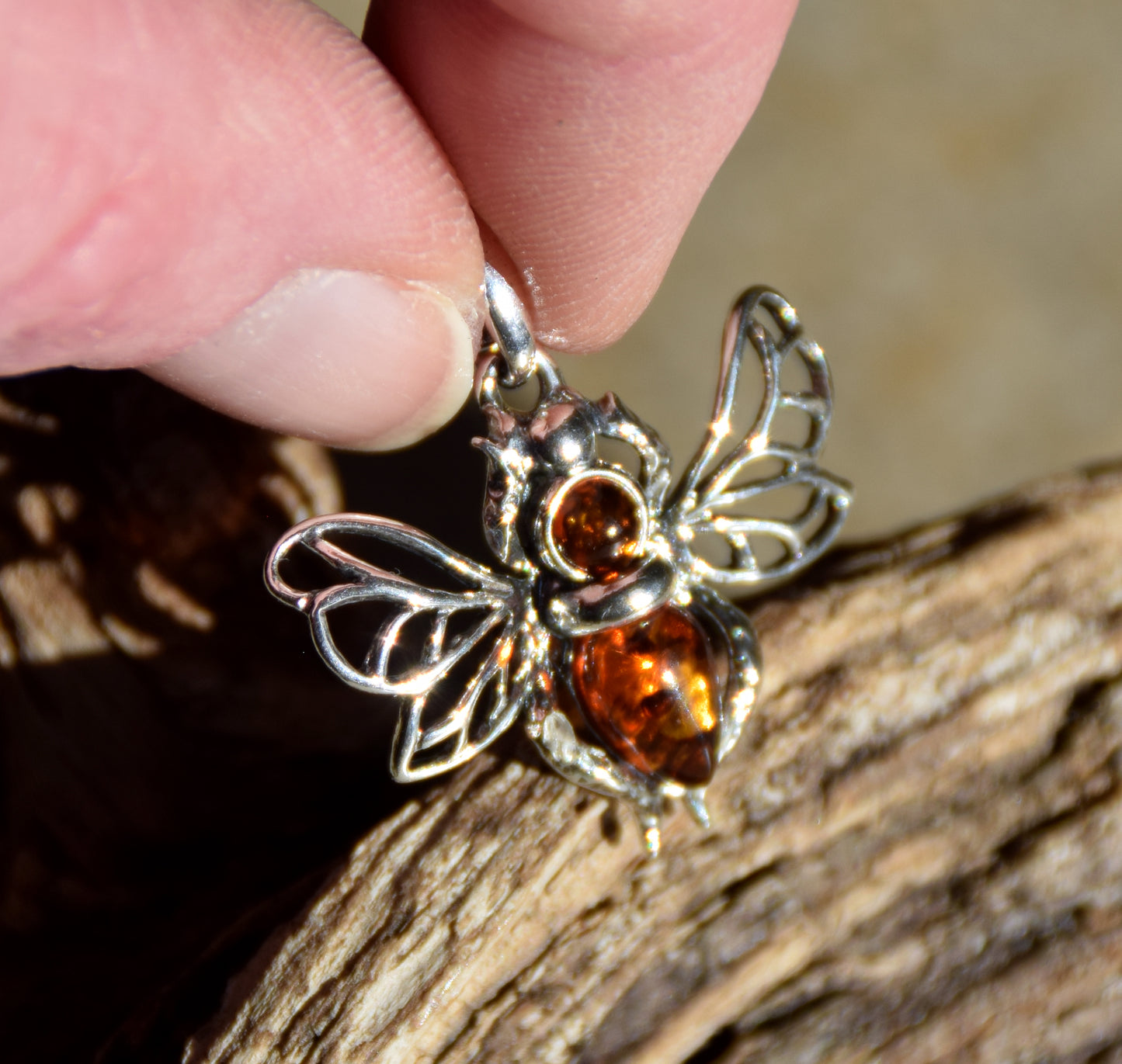 Ciondolo a forma di ape in Ambra naturale color cognac e Argento 925, MJ Baltica, BW345
