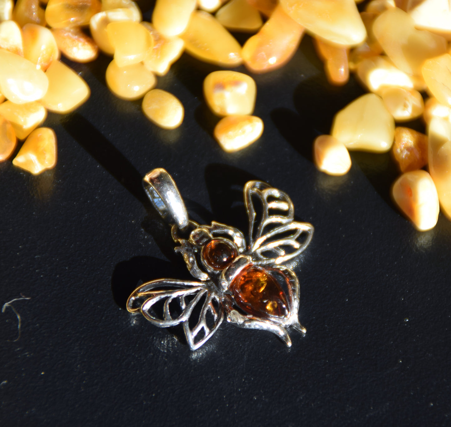 Ciondolo a forma di ape in Ambra naturale color cognac e Argento 925, MJ Baltica, BW345