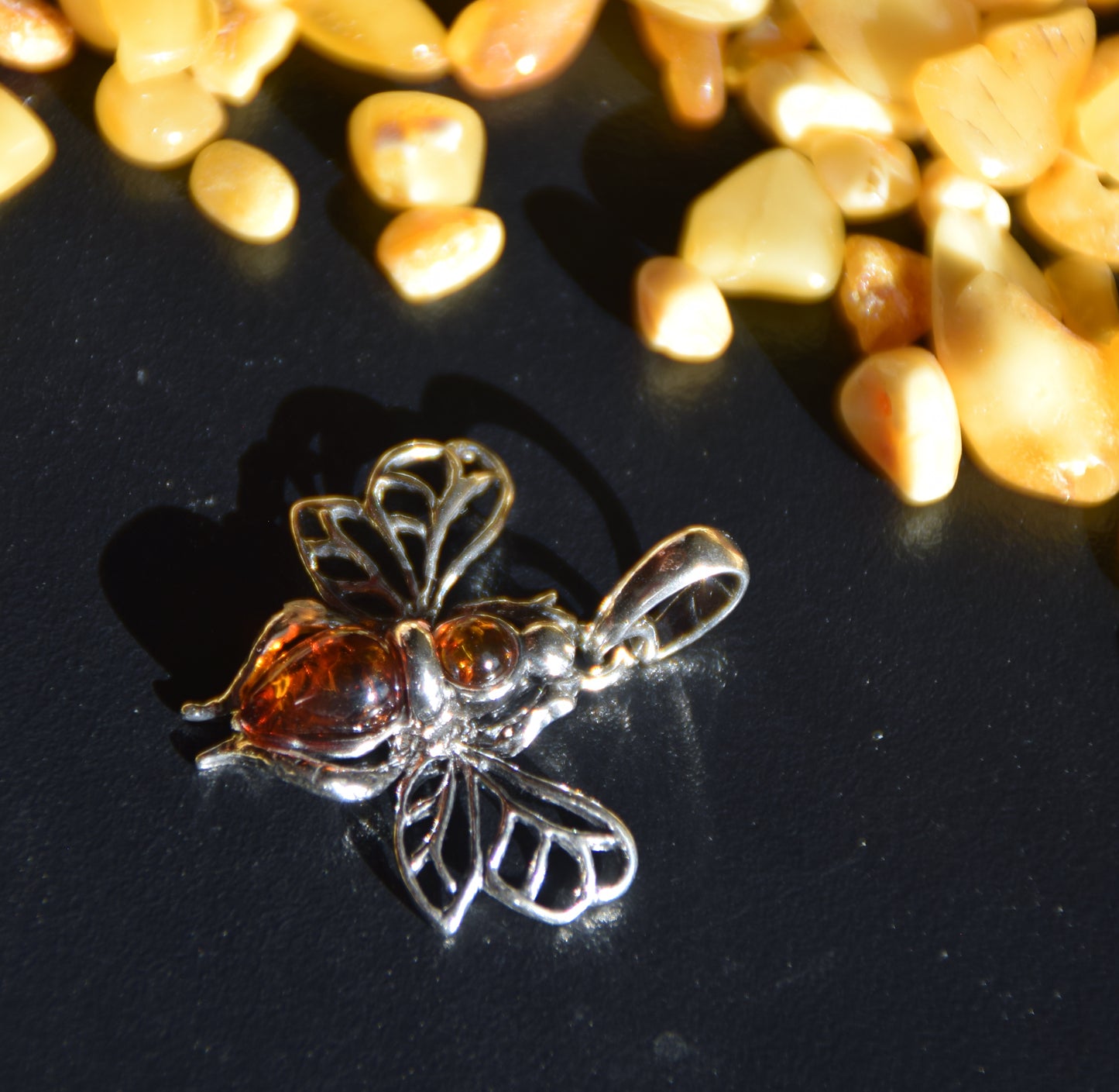 Ciondolo a forma di ape in Ambra naturale color cognac e Argento 925, MJ Baltica, BW345