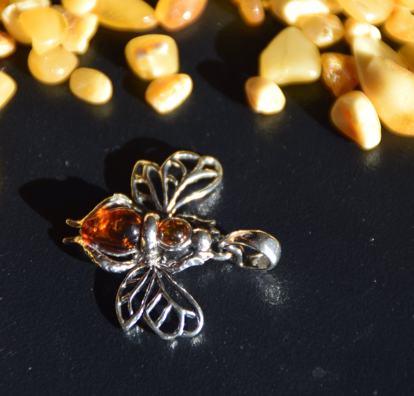 Ciondolo a forma di ape in Ambra naturale color cognac e Argento 925, MJ Baltica, BW345