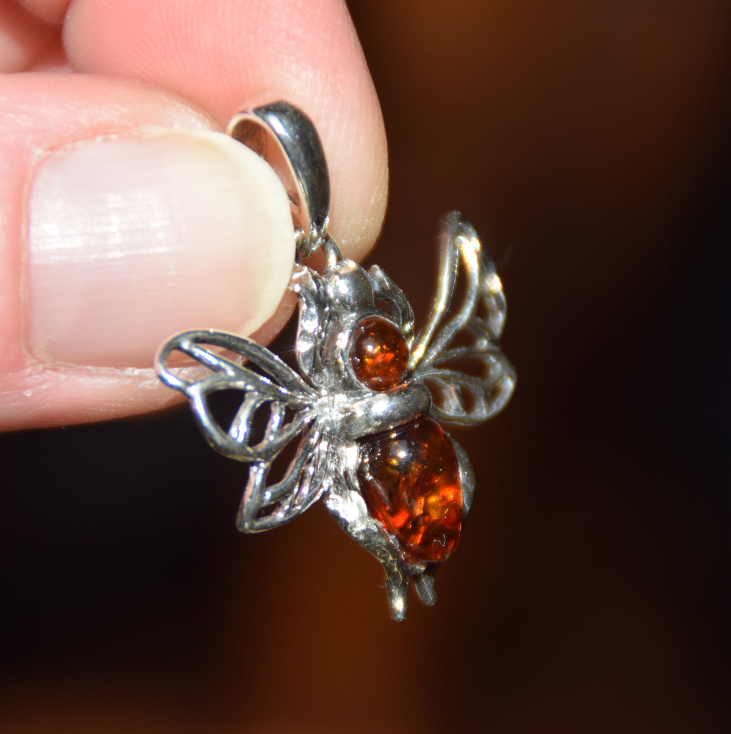 Ciondolo a forma di ape in Ambra naturale color cognac e Argento 925, MJ Baltica, BW345