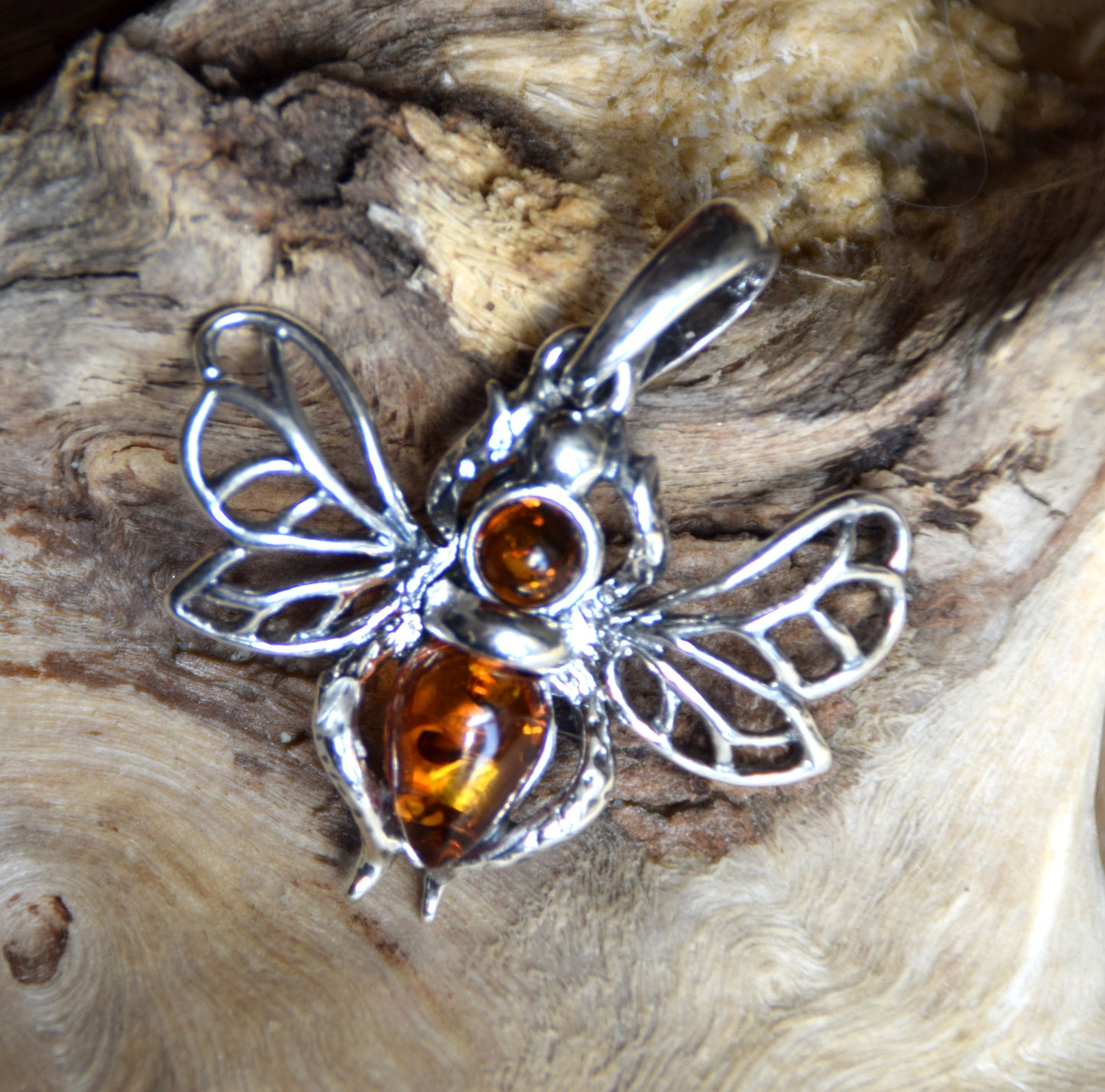 Ciondolo a forma di ape in Ambra naturale color cognac e Argento 925, MJ Baltica, BW345