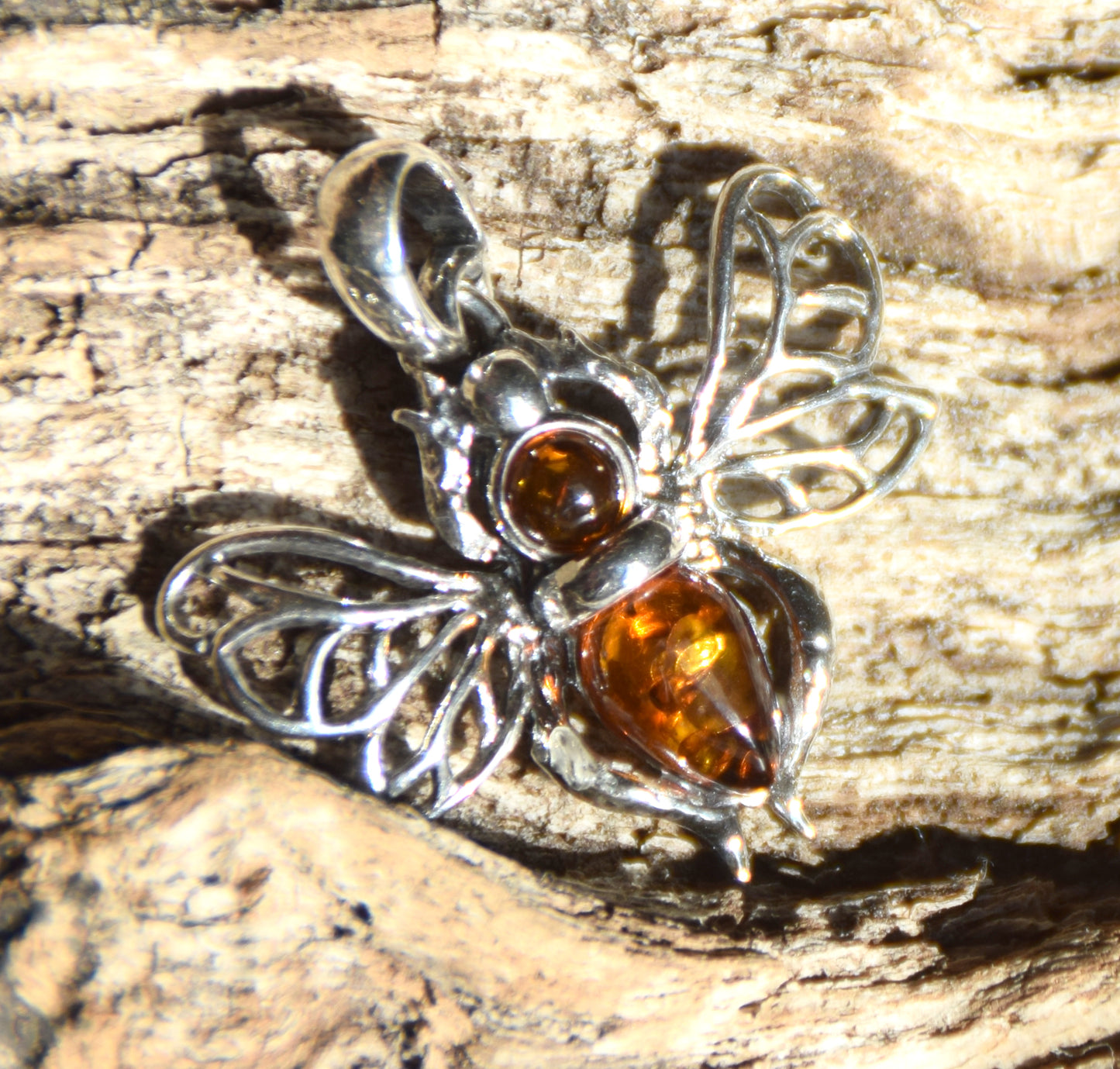 Ciondolo a forma di ape in Ambra naturale color cognac e Argento 925, MJ Baltica, BW345