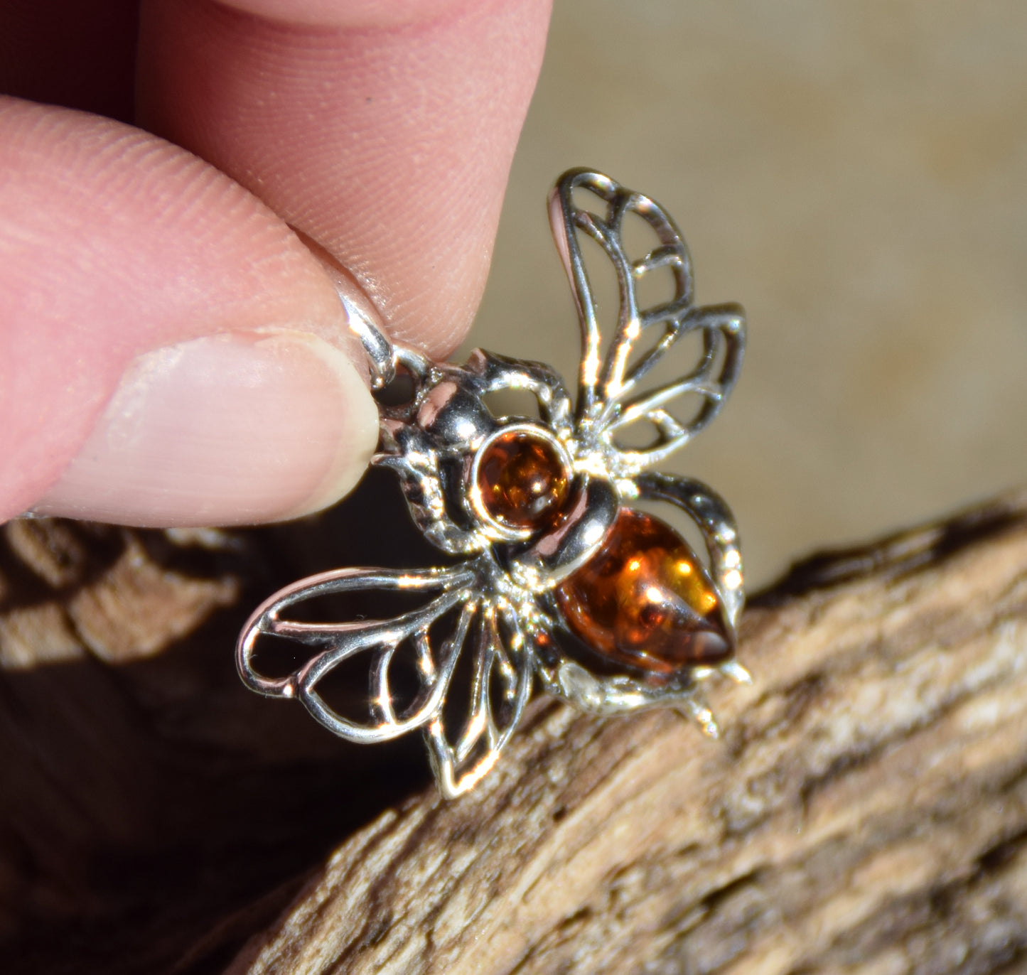 Ciondolo a forma di ape in Ambra naturale color cognac e Argento 925, MJ Baltica, BW345