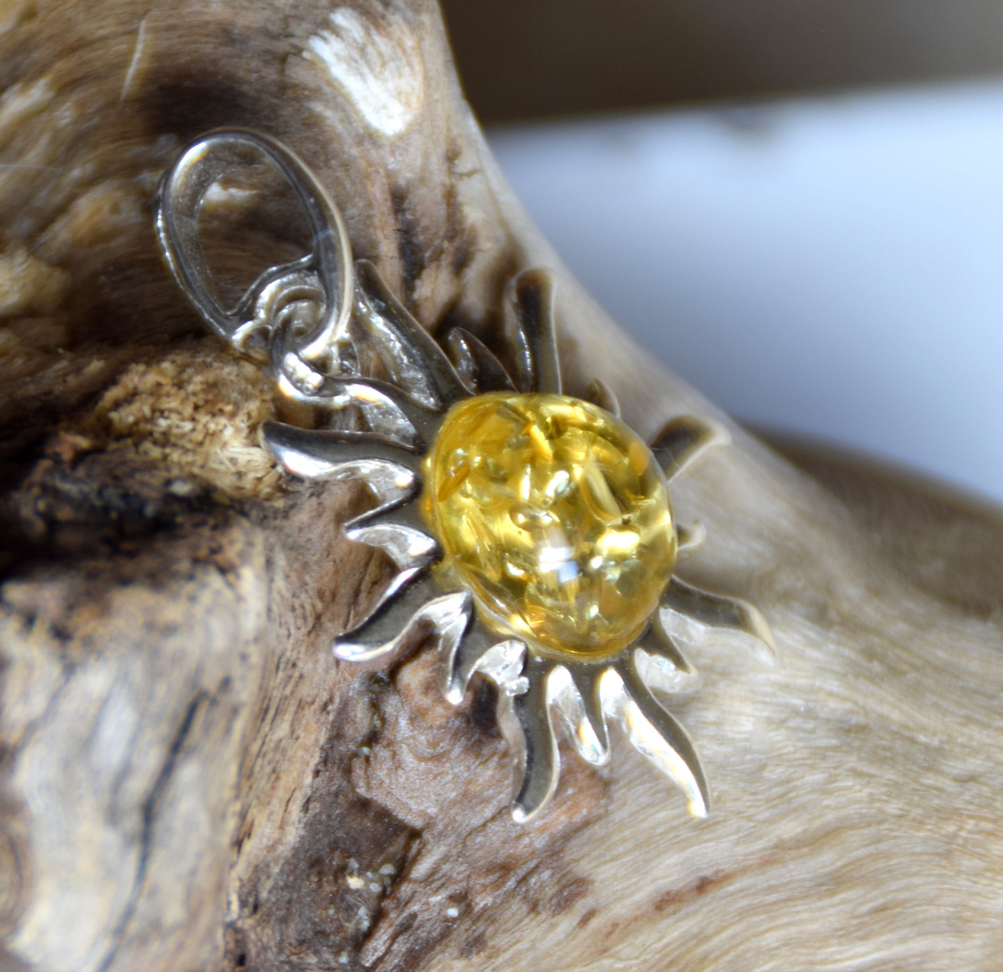 Luminoso ciondolo a forma di sole in Ambra naturale color oro e Argento 925, MJ Baltica, BW346