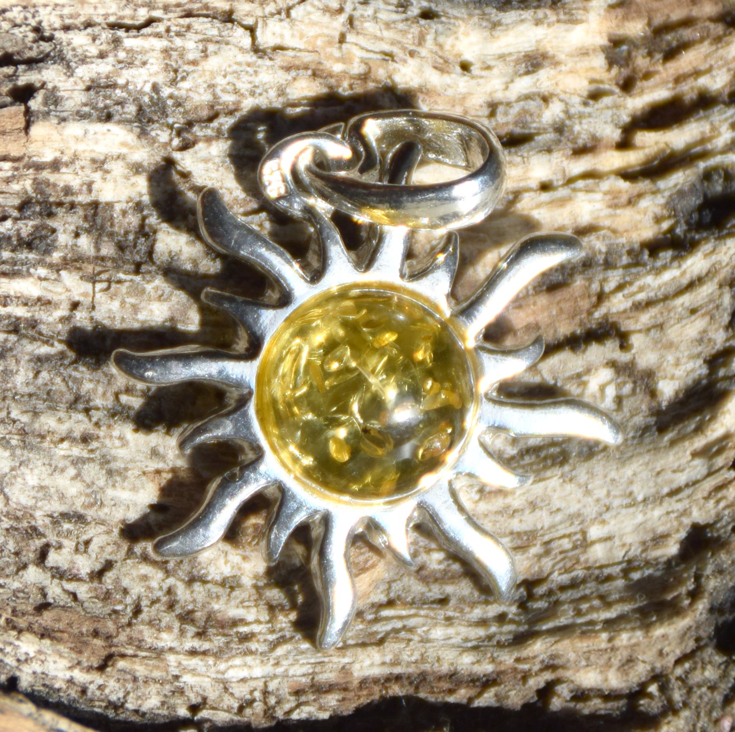 Luminoso ciondolo a forma di sole in Ambra naturale color oro e Argento 925, MJ Baltica, BW346