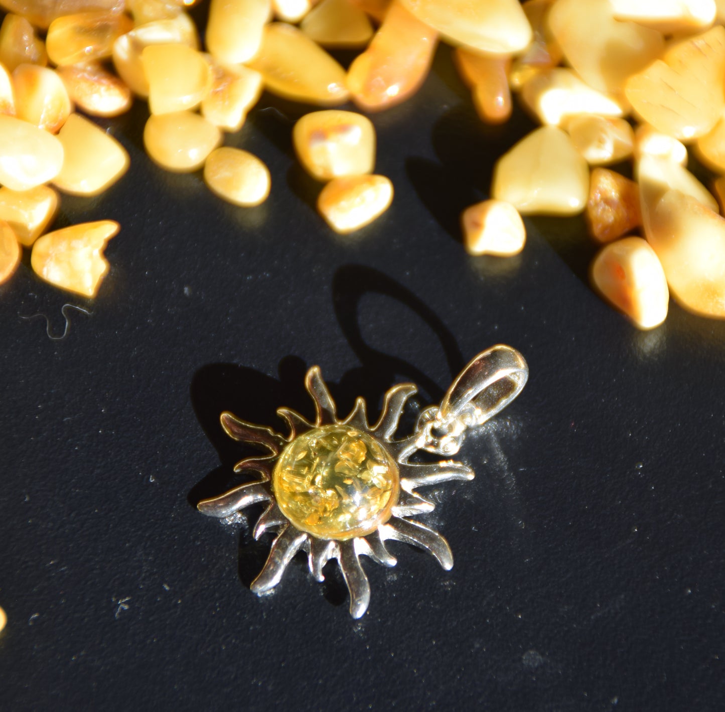 Luminoso ciondolo a forma di sole in Ambra naturale color oro e Argento 925, MJ Baltica, BW346
