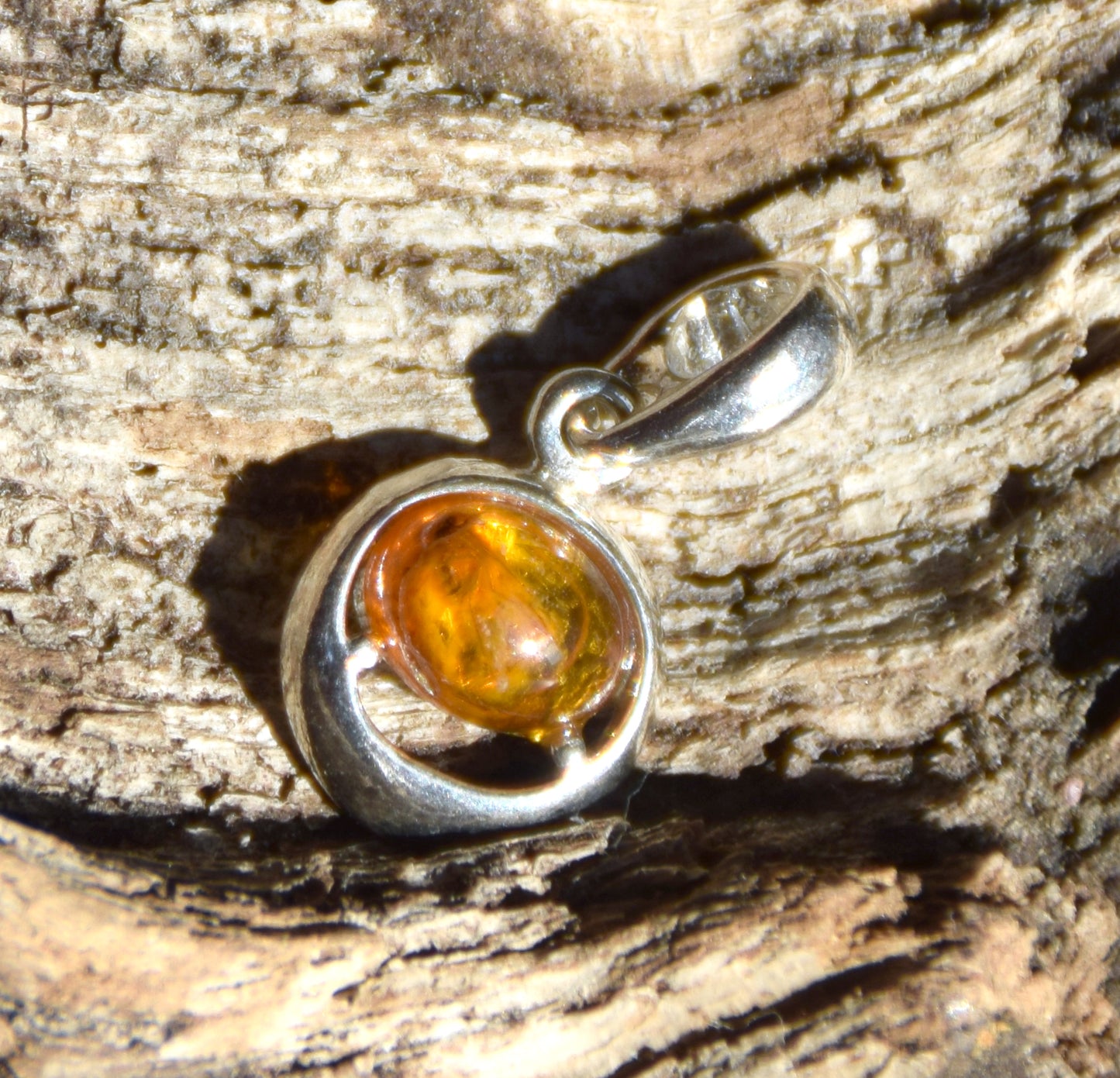 Ciondolo con la gemma di Ambra baltica Naturale con le inclusioni fossili da collezione, MJ Baltica, BW349