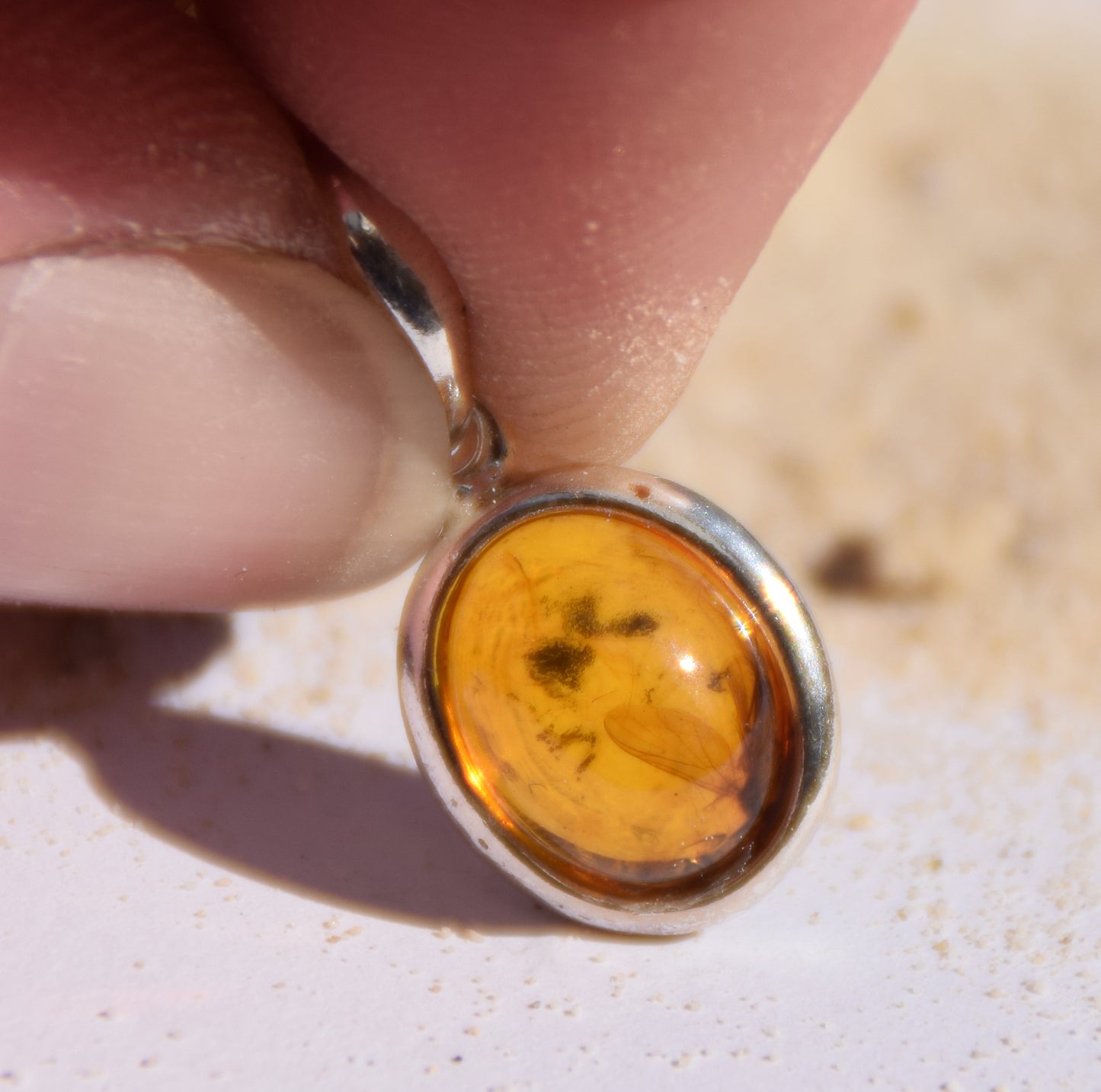 Ciondolo con la gemma di Ambra baltica Naturale con le inclusioni fossili da collezione, MJ Baltica, BW350