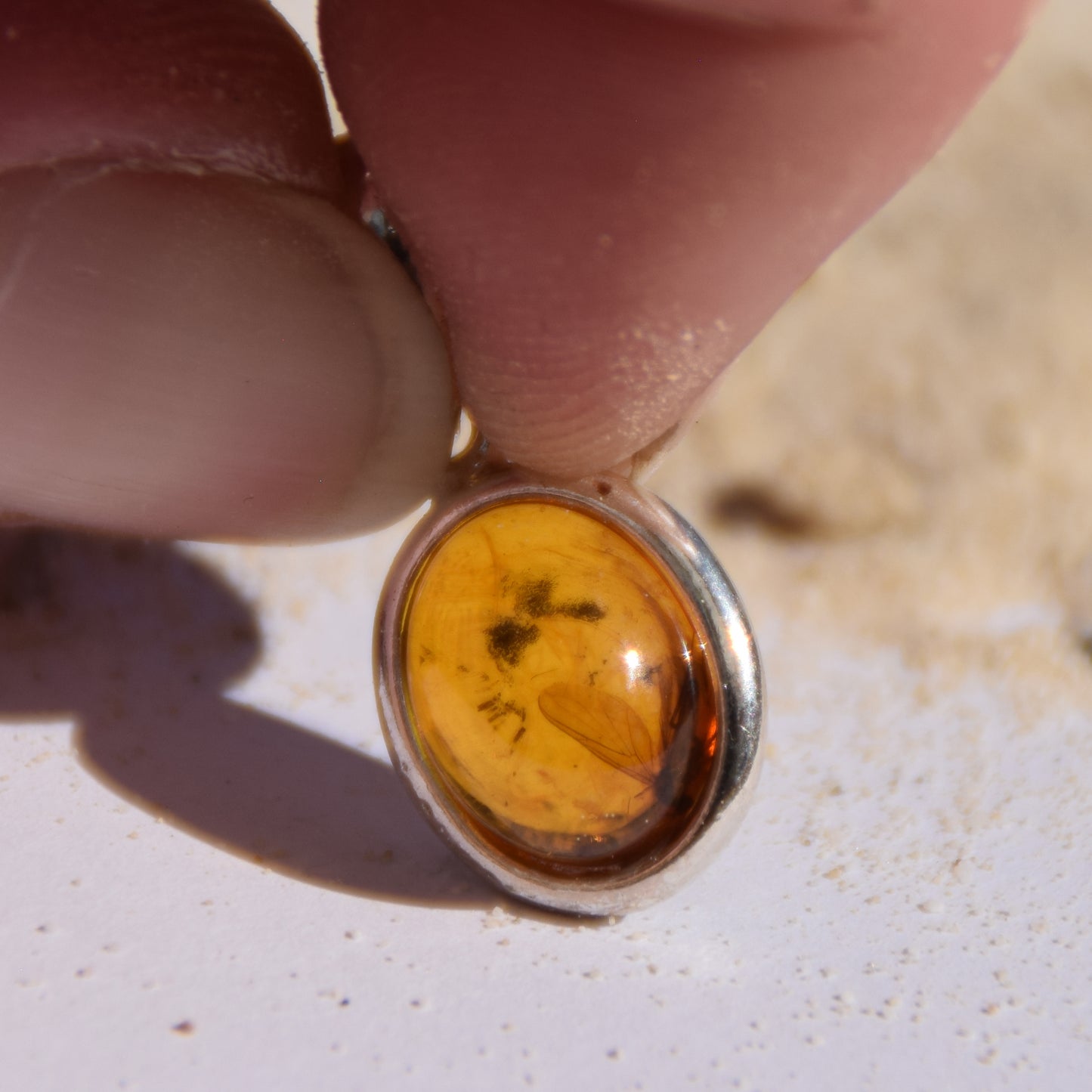 Ciondolo con la gemma di Ambra baltica Naturale con le inclusioni fossili da collezione, MJ Baltica, BW350