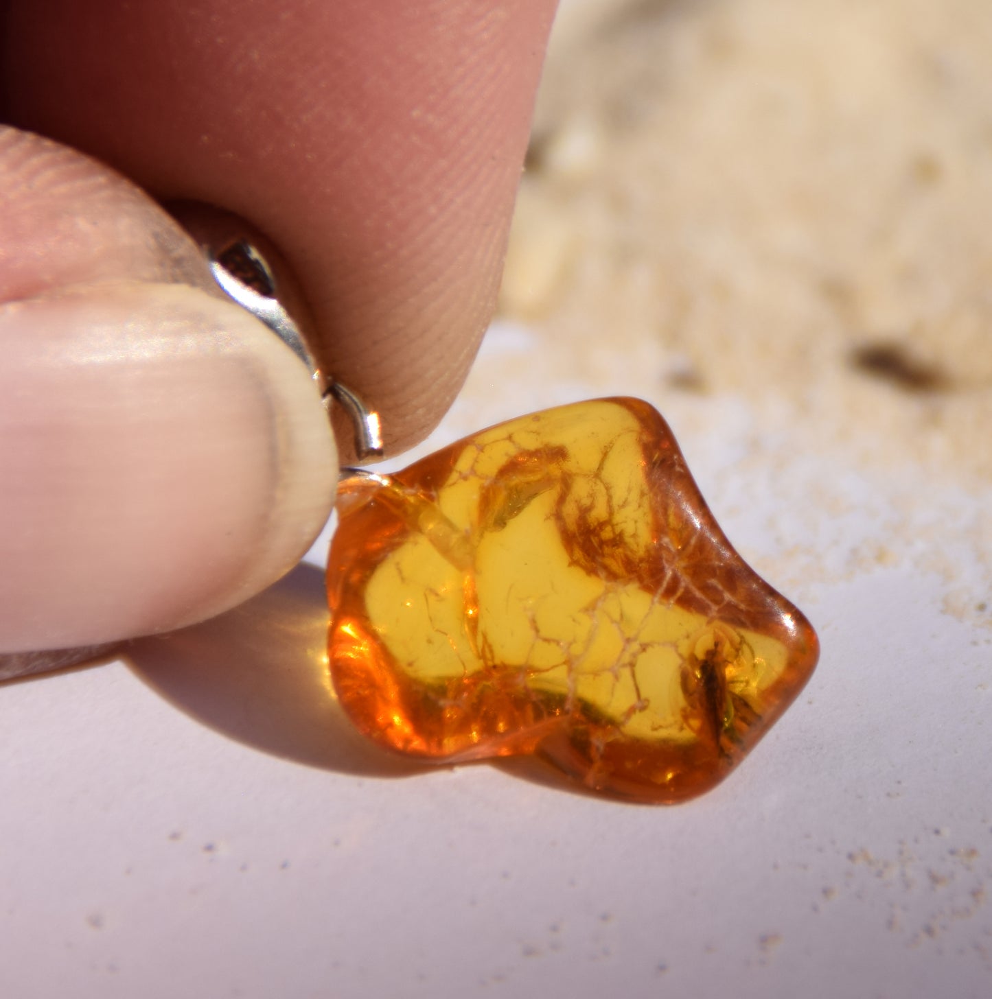 Ciondolo con la gemma di Ambra baltica Naturale con le inclusioni fossili da collezione, MJ Baltica, BW351