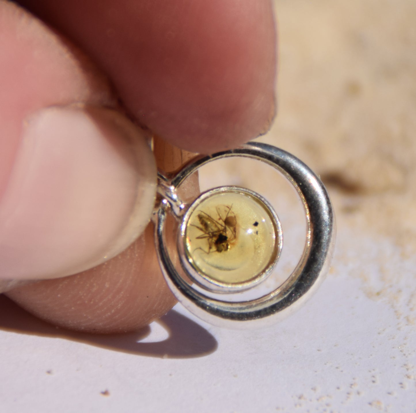 Ciondolo con la gemma di Ambra baltica Naturale con le inclusioni fossili da collezione, MJ Baltica, BW352