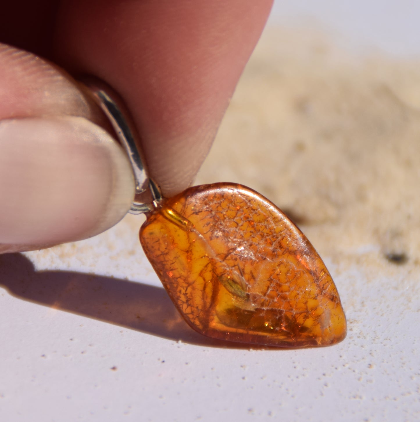 Ciondolo con la gemma di Ambra baltica Naturale con le inclusioni fossili da collezione, MJ Baltica, BW353