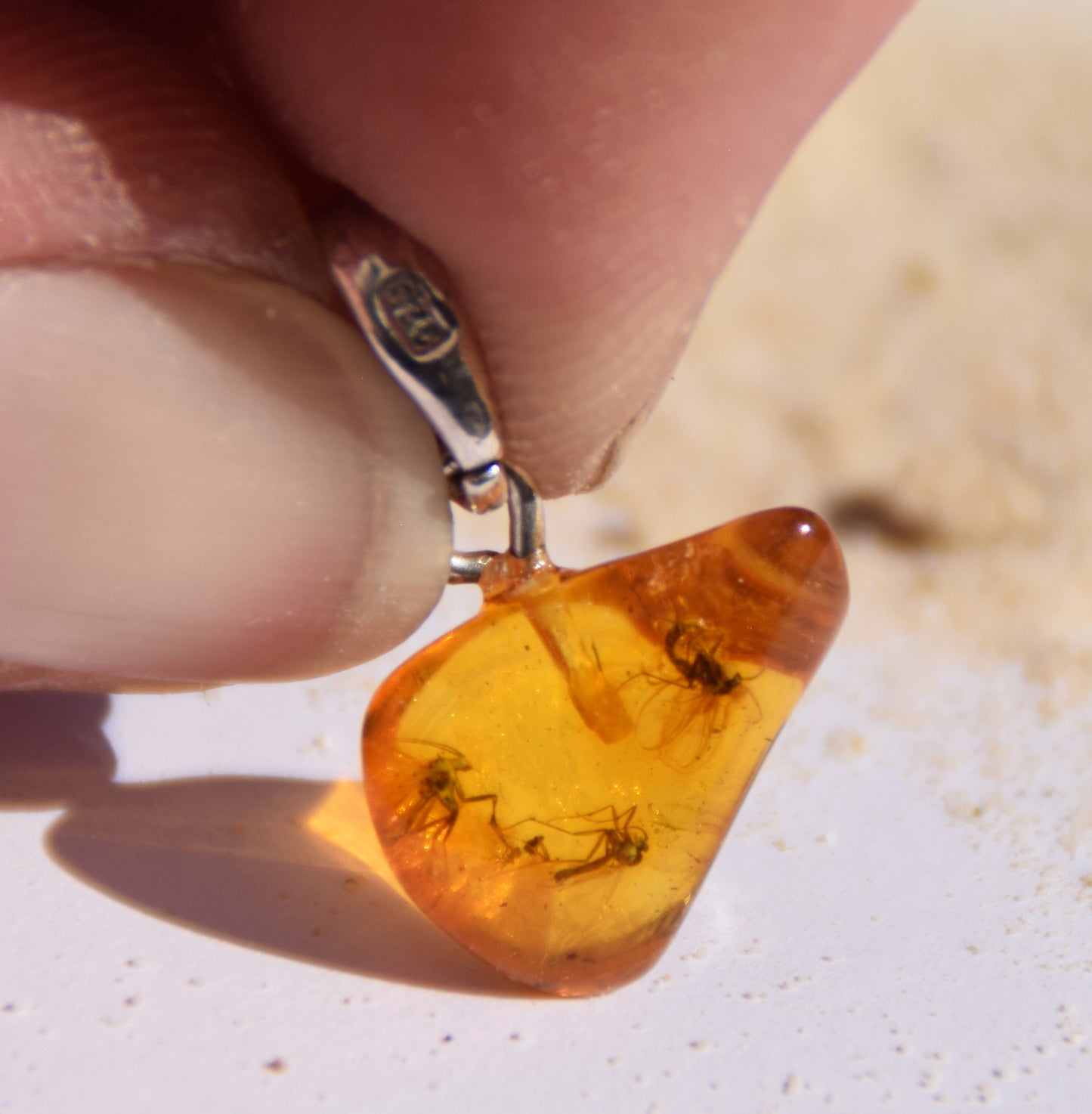 Ciondolo con la gemma di Ambra baltica Naturale con le inclusioni fossili da collezione, MJ Baltica, BW356