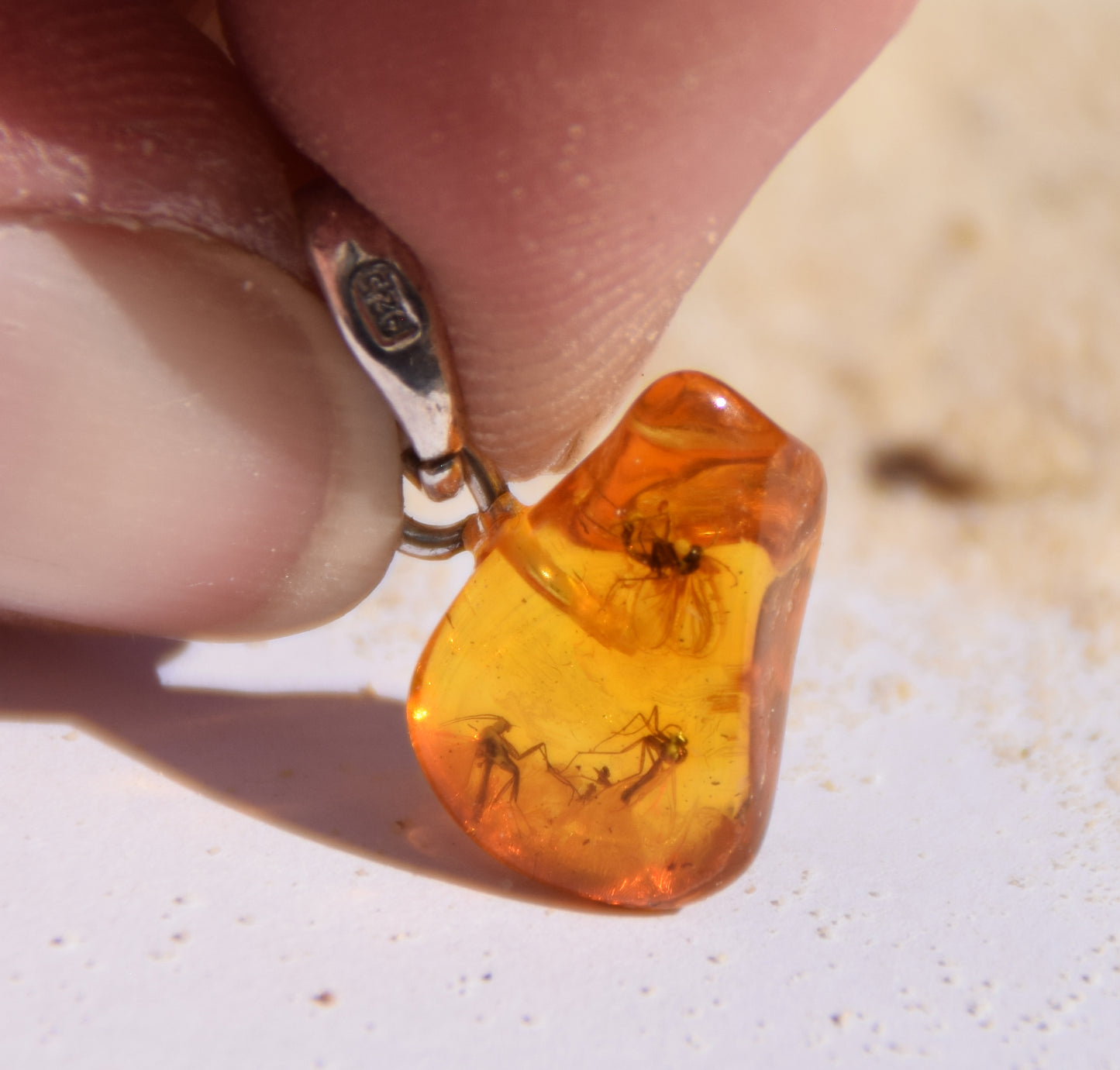 Ciondolo con la gemma di Ambra baltica Naturale con le inclusioni fossili da collezione, MJ Baltica, BW356