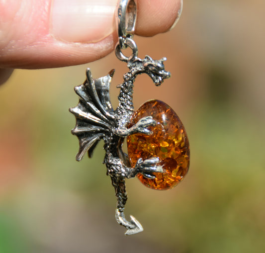 Grande, realistico ciondolo a forma di drago con il tesoro creato in Ambra naturale color cognac e Argento 925, MJ Baltica, BW360