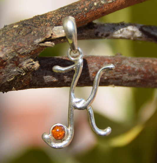 MJ Baltica, ciondolo, Ambra naturale Baltica, Argento 925, iniziale, lettera, corsivo, K, BWLK