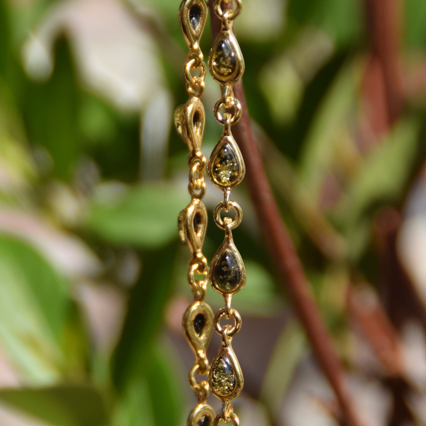 Zartes Armband mit grünen Naturbernsteintropfen und 18 Karat vergoldetem 925er Sterlingsilber, MJ Baltica, BZB011