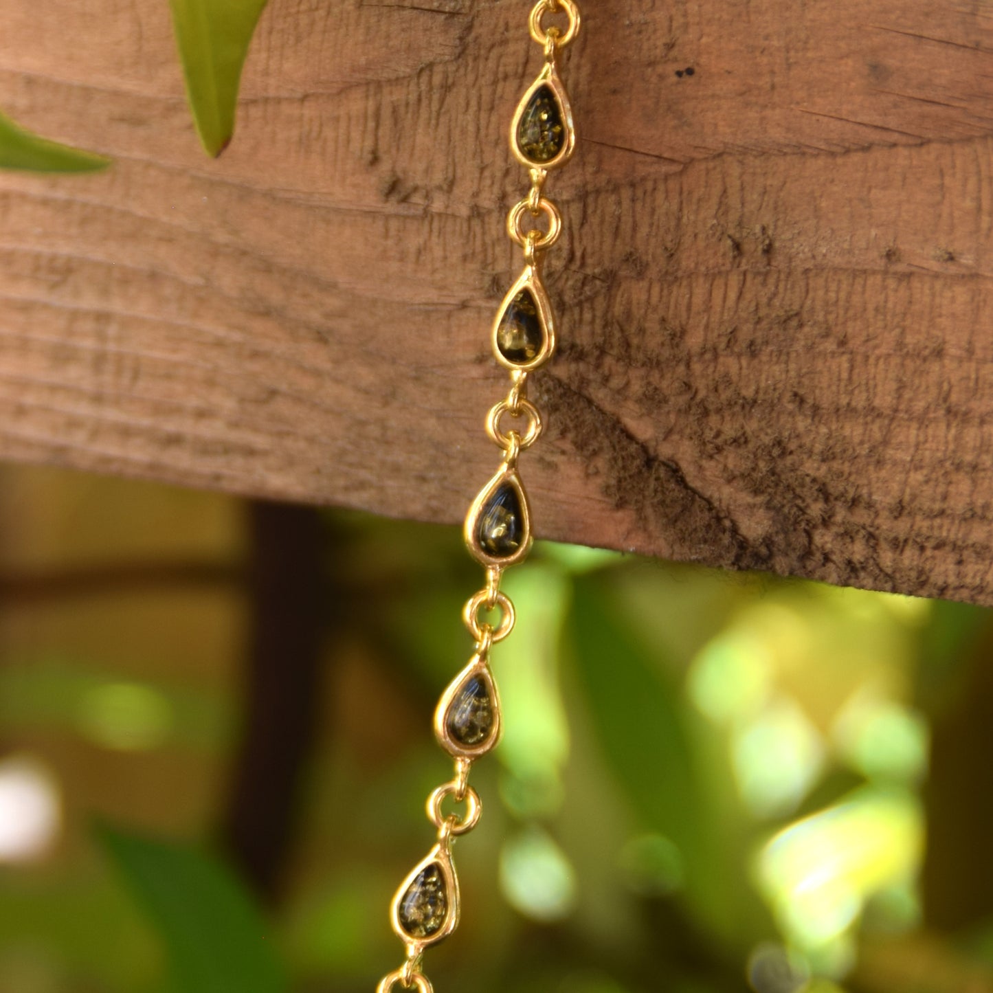 Zartes Armband mit grünen Naturbernsteintropfen und 18 Karat vergoldetem 925er Sterlingsilber, MJ Baltica, BZB011
