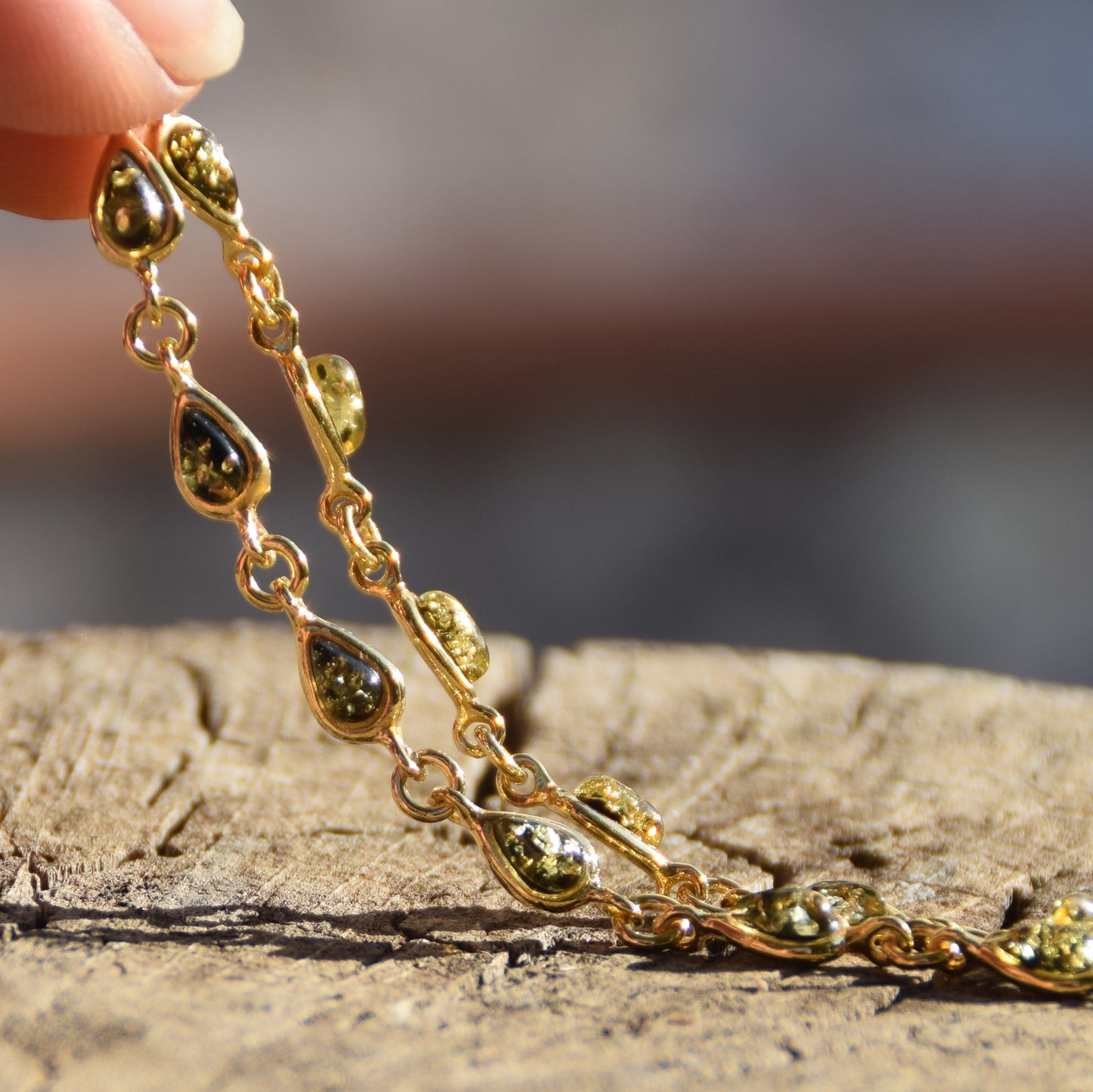 Zartes Armband mit grünen Naturbernsteintropfen und 18 Karat vergoldetem 925er Sterlingsilber, MJ Baltica, BZB011