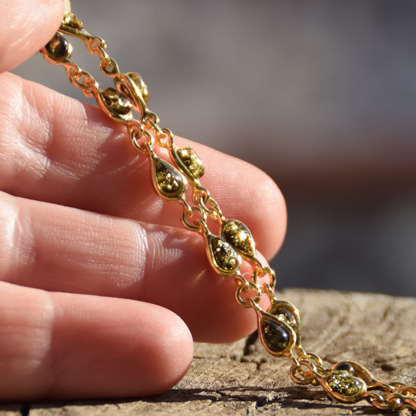 Zartes Armband mit grünen Naturbernsteintropfen und 18 Karat vergoldetem 925er Sterlingsilber, MJ Baltica, BZB011