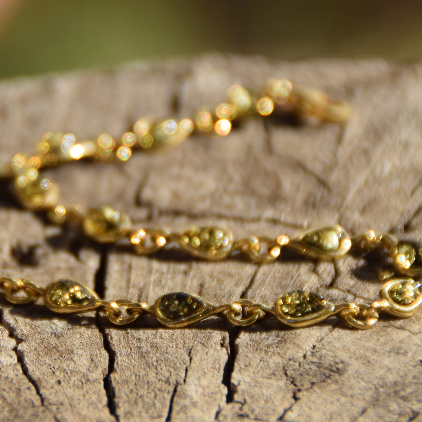 Zartes Armband mit grünen Naturbernsteintropfen und 18 Karat vergoldetem 925er Sterlingsilber, MJ Baltica, BZB011