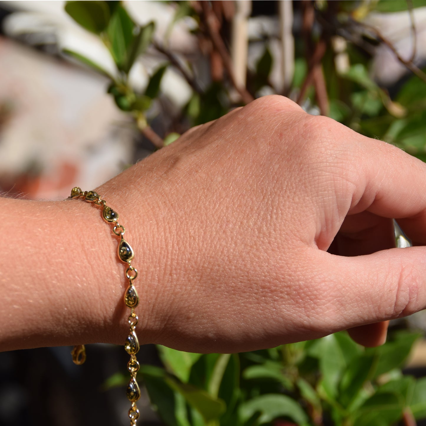 Zartes Armband mit grünen Naturbernsteintropfen und 18 Karat vergoldetem 925er Sterlingsilber, MJ Baltica, BZB011