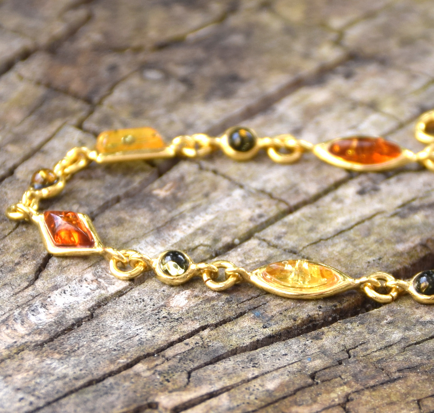 Delicato bracciale regolabile con Ambra naturale di varie tonalità e Argento placcato in Oro 18k, MJ Baltica, BZB018