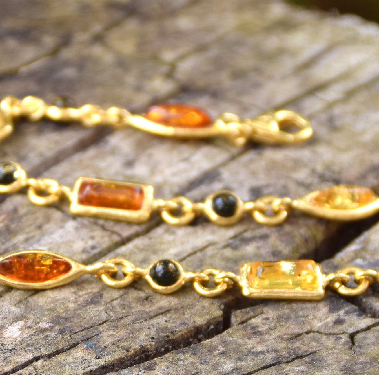 Delicato bracciale regolabile con Ambra naturale di varie tonalità e Argento placcato in Oro 18k, MJ Baltica, BZB018