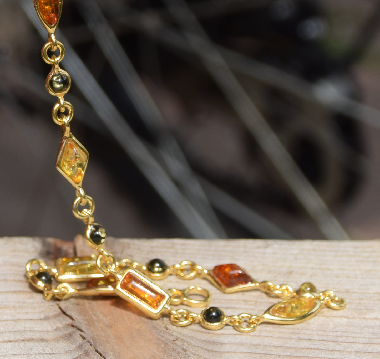 Delicato bracciale regolabile con Ambra naturale di varie tonalità e Argento placcato in Oro 18k, MJ Baltica, BZB018