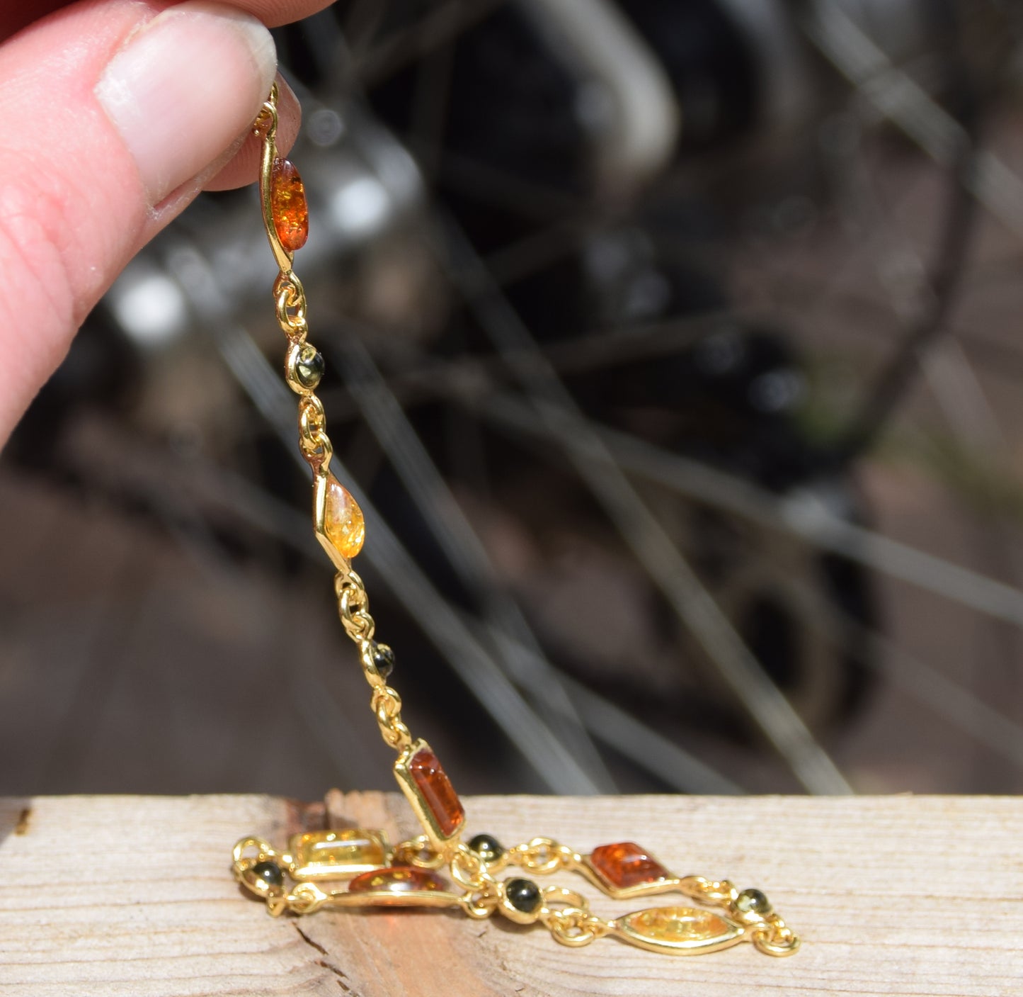 Delicato bracciale regolabile con Ambra naturale di varie tonalità e Argento placcato in Oro 18k, MJ Baltica, BZB018