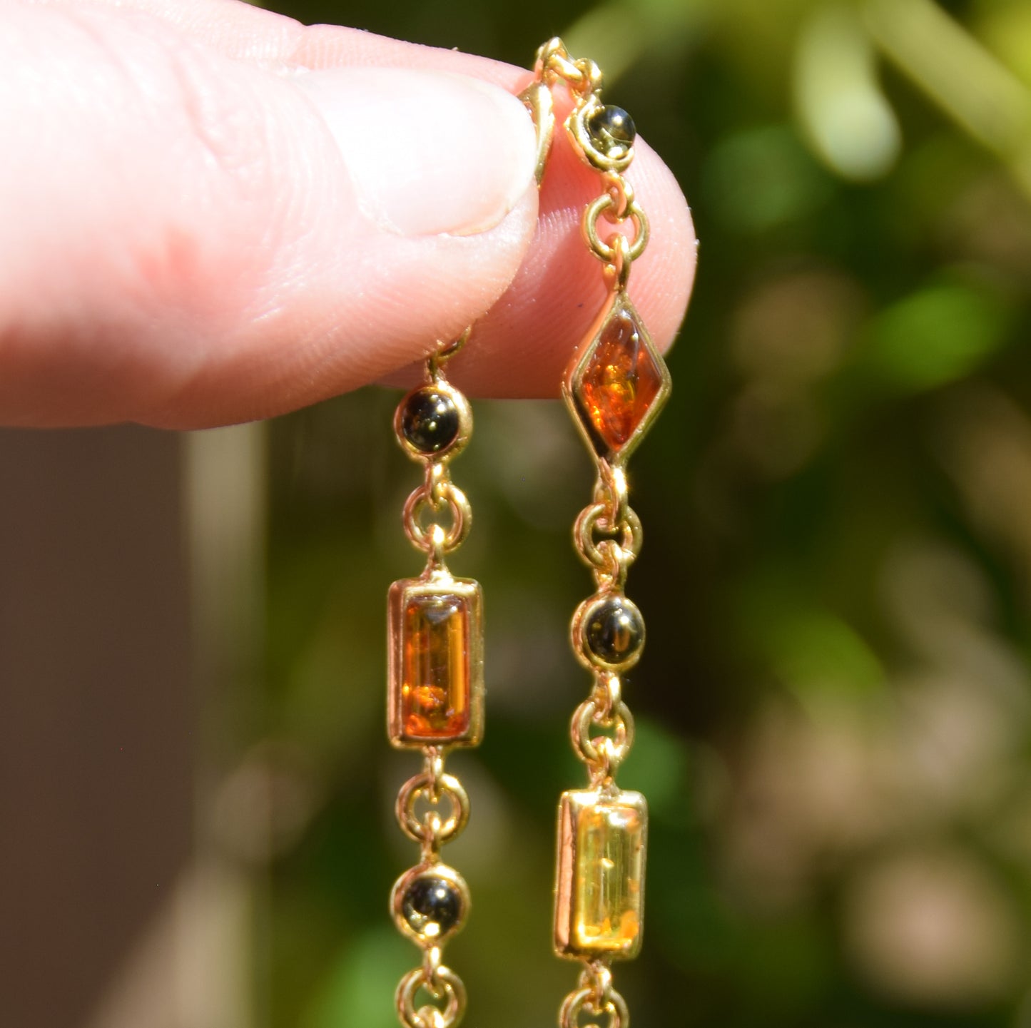 Delicato bracciale regolabile con Ambra naturale di varie tonalità e Argento placcato in Oro 18k, MJ Baltica, BZB018