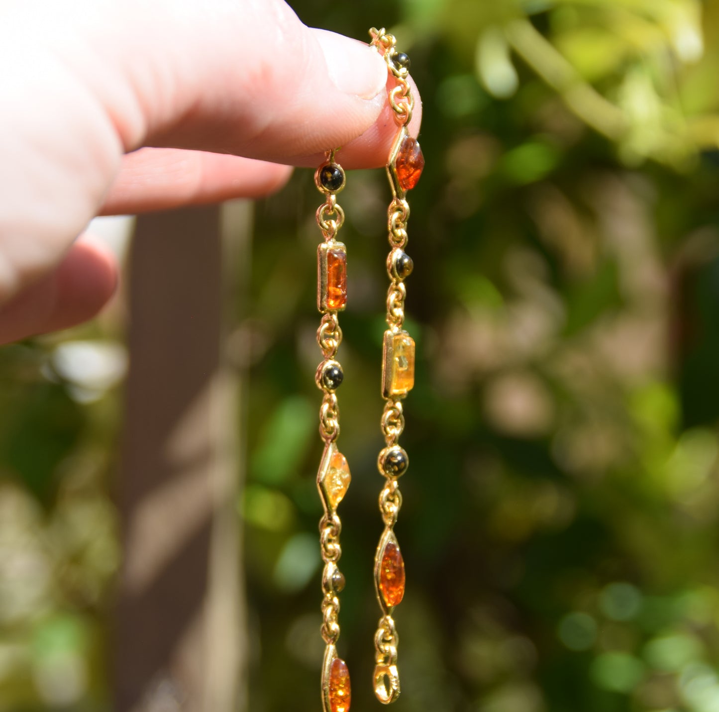 Delicato bracciale regolabile con Ambra naturale di varie tonalità e Argento placcato in Oro 18k, MJ Baltica, BZB018