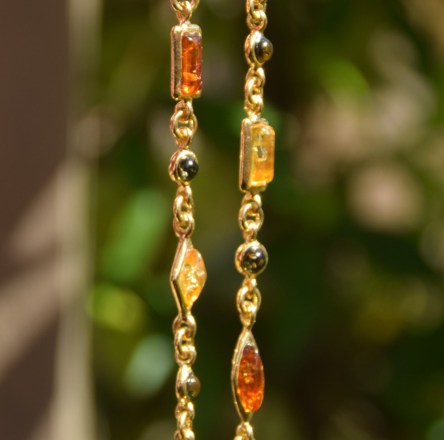 Delicato bracciale regolabile con Ambra naturale di varie tonalità e Argento placcato in Oro 18k, MJ Baltica, BZB018