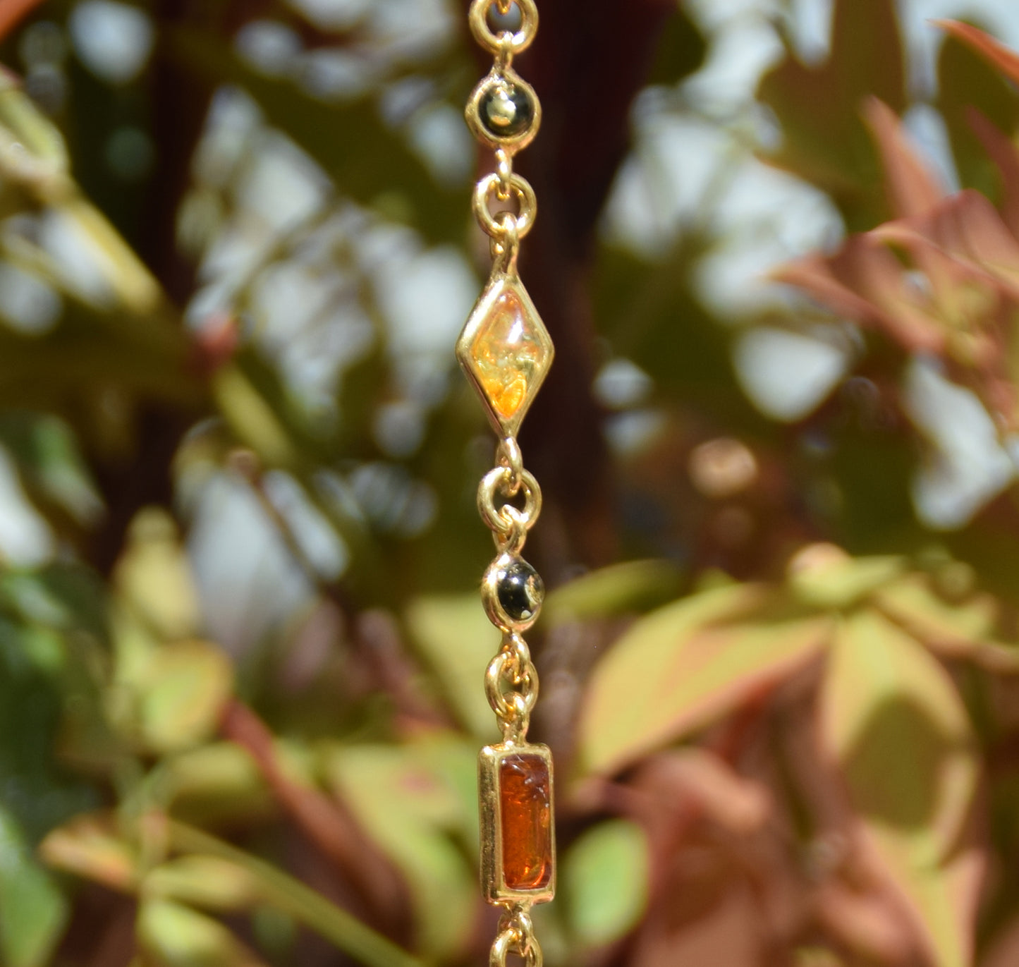 Delicato bracciale regolabile con Ambra naturale di varie tonalità e Argento placcato in Oro 18k, MJ Baltica, BZB018
