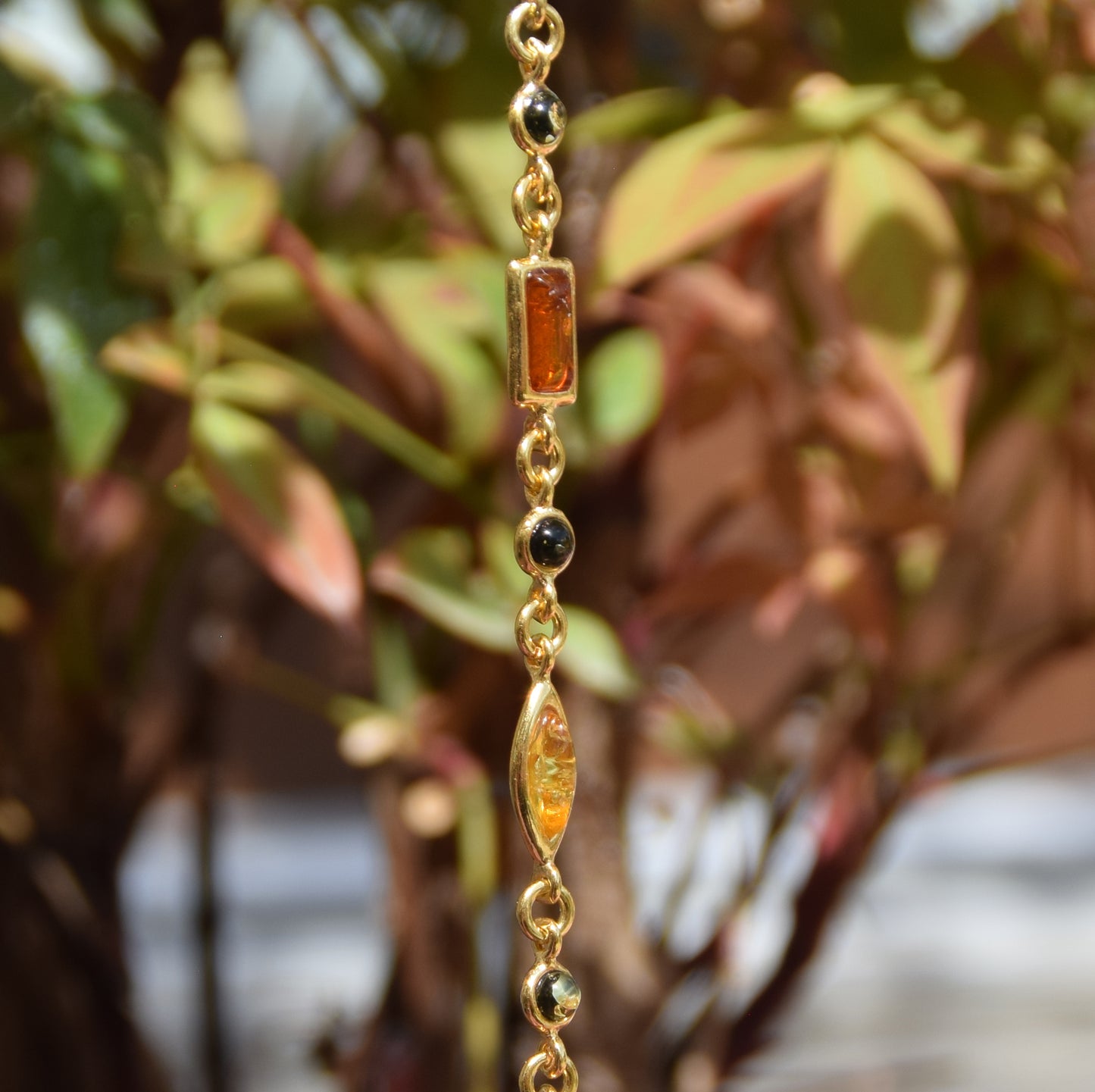 Delicato bracciale regolabile con Ambra naturale di varie tonalità e Argento placcato in Oro 18k, MJ Baltica, BZB018