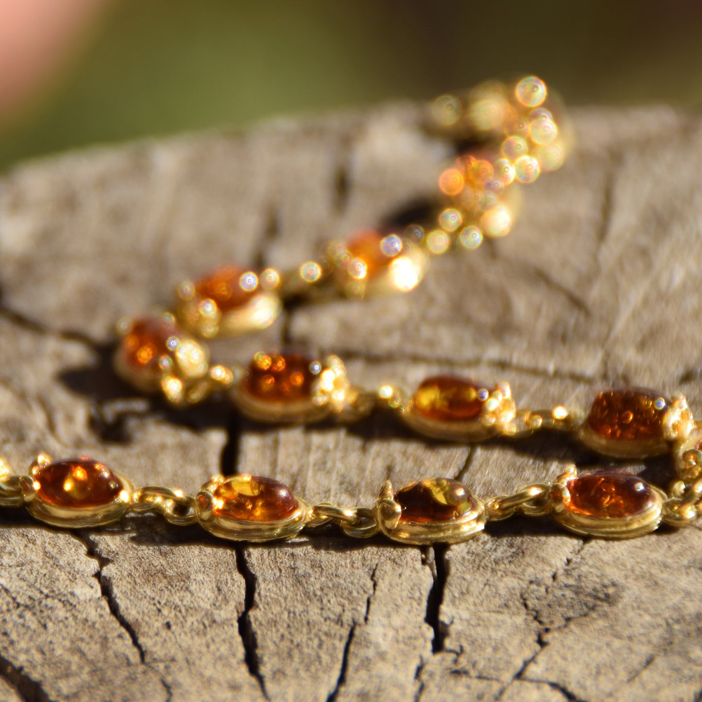 Elegantes Armband im Vintage-Stil mit Naturbernstein in Cognacfarbe und 14K vergoldetem 925er Silber, MJ Baltica, BZB022