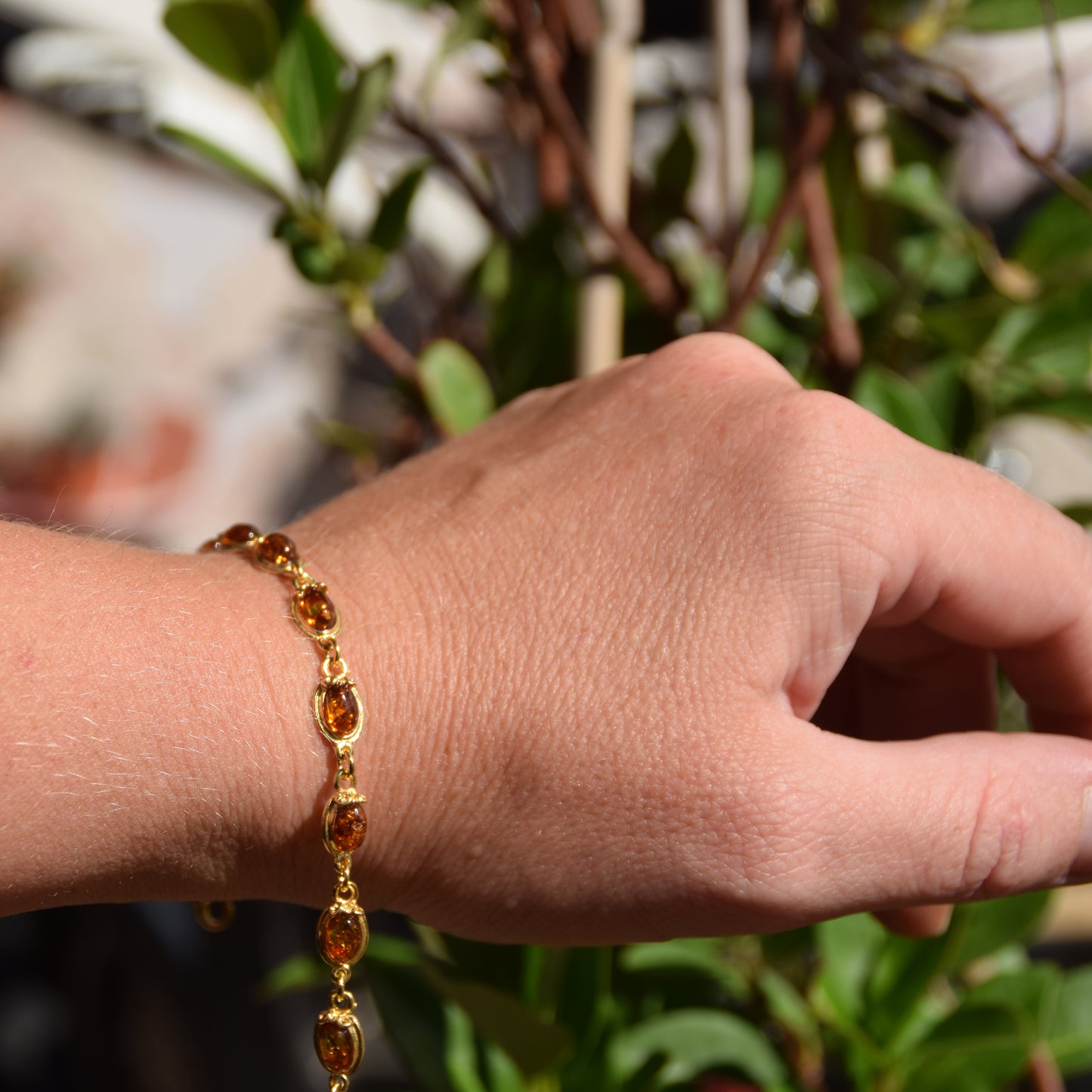 Elegantes Armband im Vintage-Stil mit Naturbernstein in Cognacfarbe und 14K vergoldetem 925er Silber, MJ Baltica, BZB022