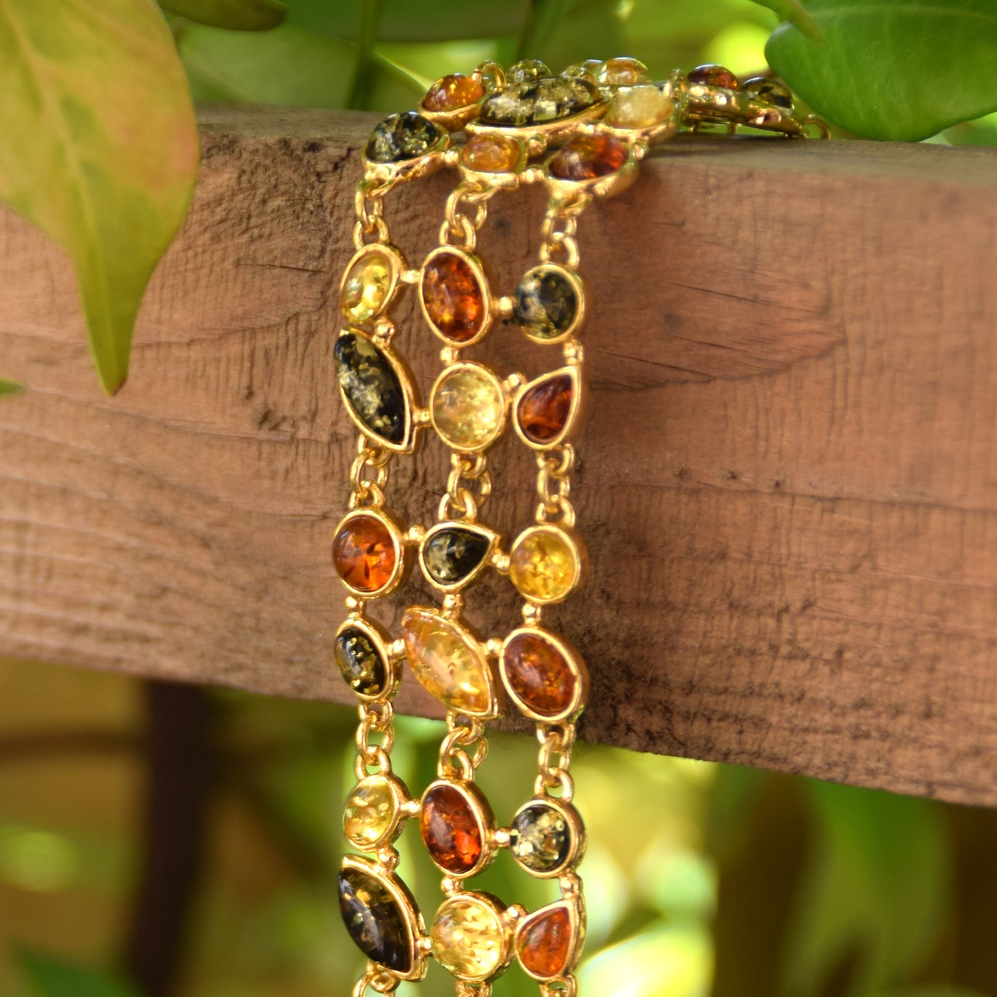 Importante bracciale in stile mosaico creato con Ambra naturale di varie tonalità e Argento placcato in Oro 18k, MJ Baltica, BZB038