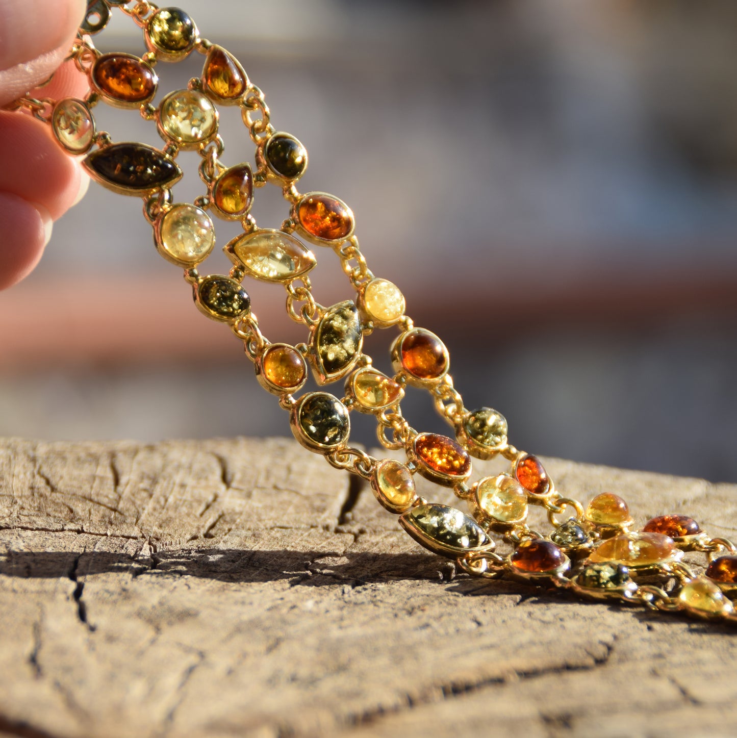Importante bracciale in stile mosaico creato con Ambra naturale di varie tonalità e Argento placcato in Oro 18k, MJ Baltica, BZB038